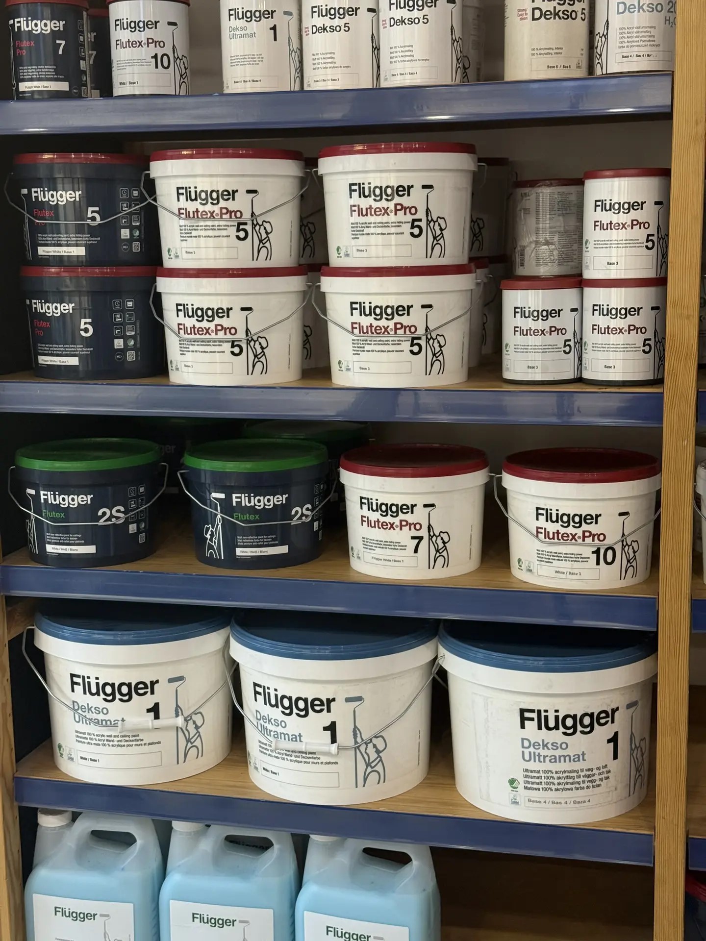 Стенд с красками Flugger